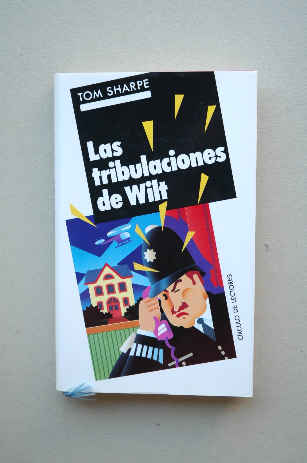Las tribulaciones de Wilt / Tom Sharpe ; traducción de Marisol de Mora ; ilustraciones de la sobrecub. Albert Rocarols